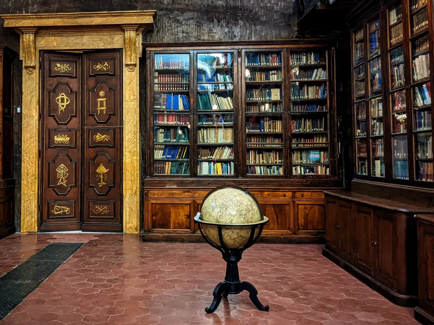 Historische bibliotheekkamer met globe en boekenkasten als beeld voor methode en overzicht.