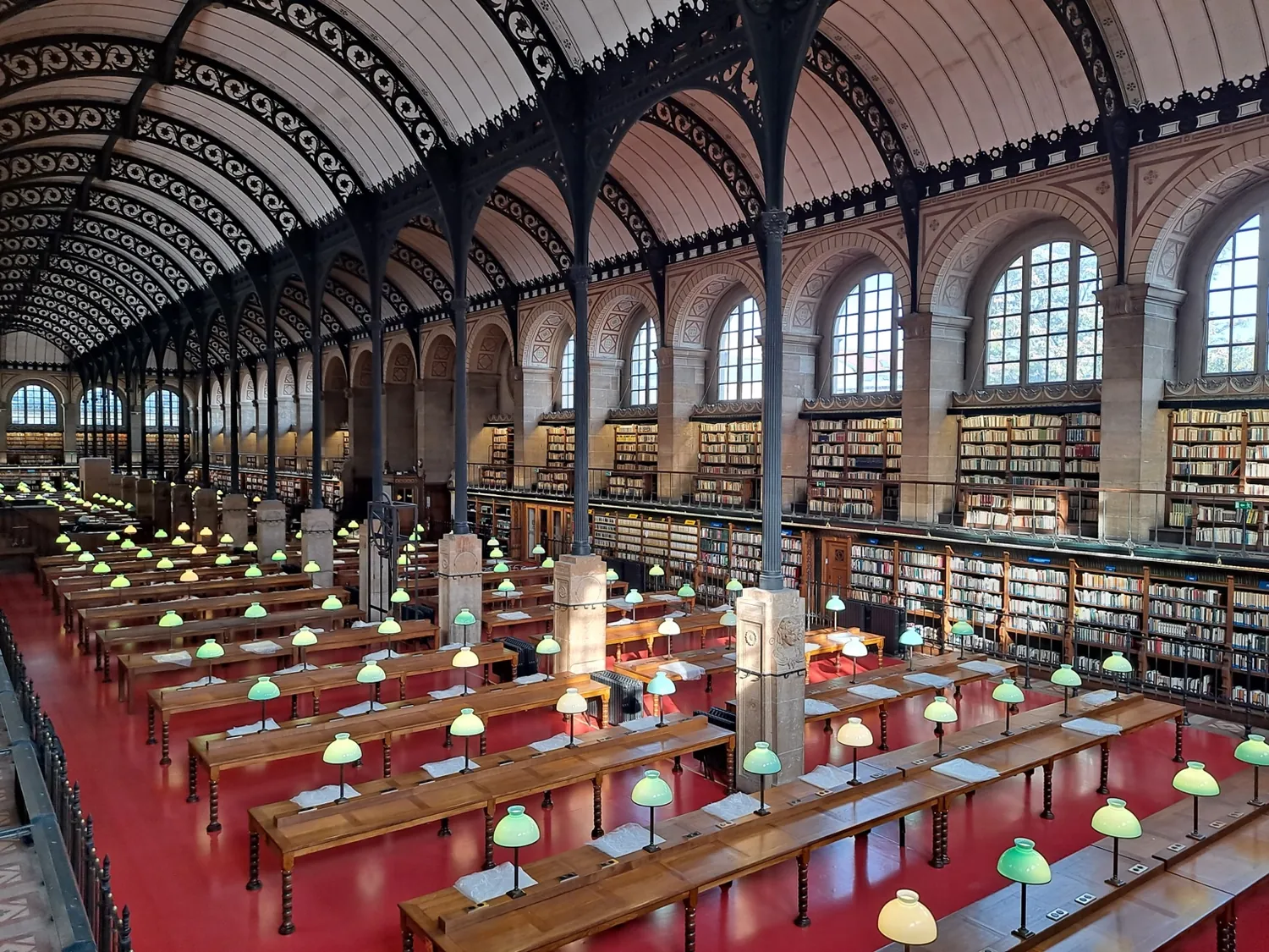 Rustig bibliotheekbeeld als redactionele achtergrond bij ondersteuningsbehoefte.
