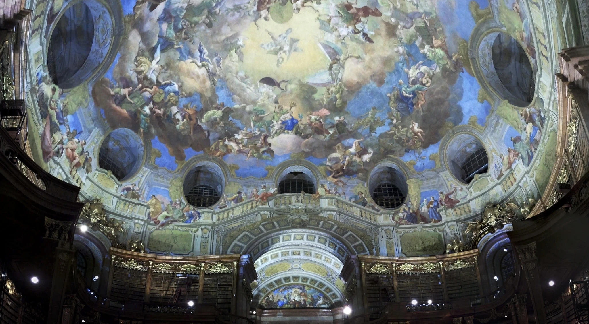 Monumentale plafondfresco in een historische bibliotheekzaal als premium redactioneel beeld.