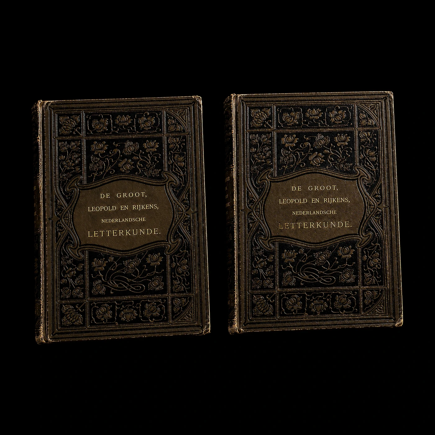 Antieke Nederlandse boeken op zwarte achtergrond als beeld voor Nederlands.