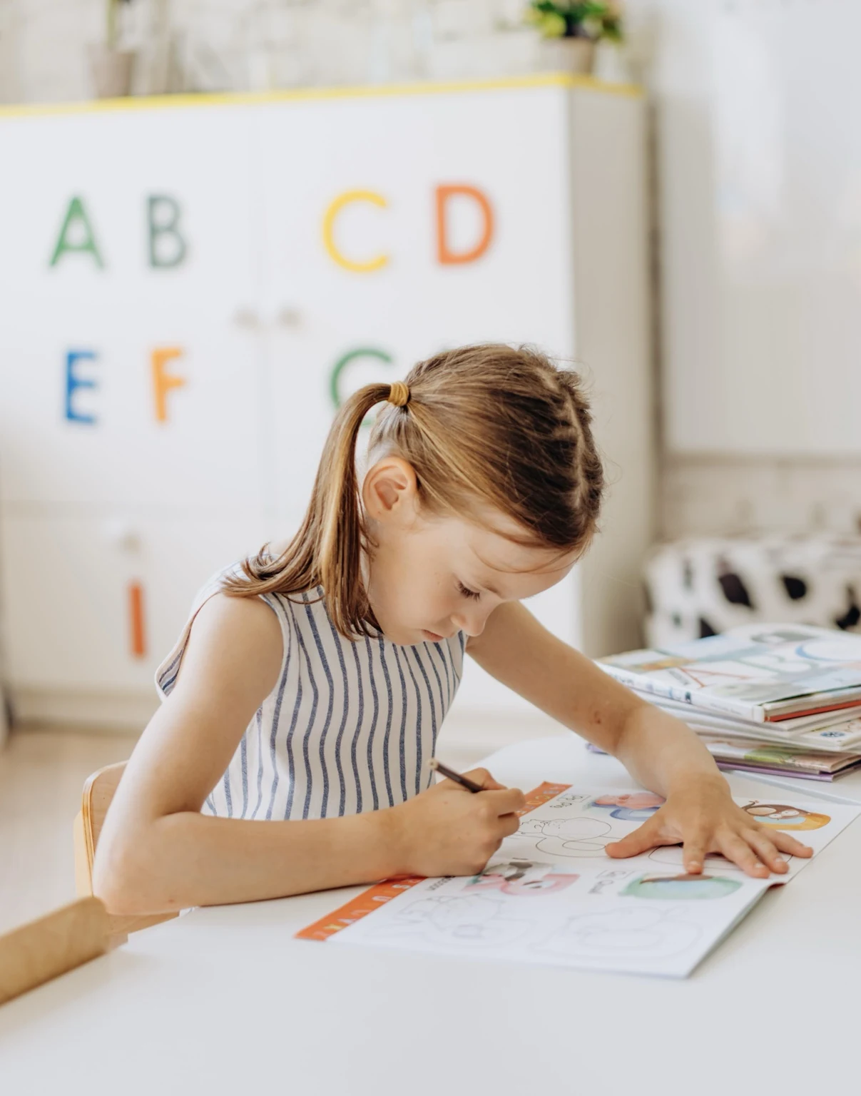 Leerling werkt geconcentreerd aan een oefenblad als beeld bij orthopedagogische begeleiding.