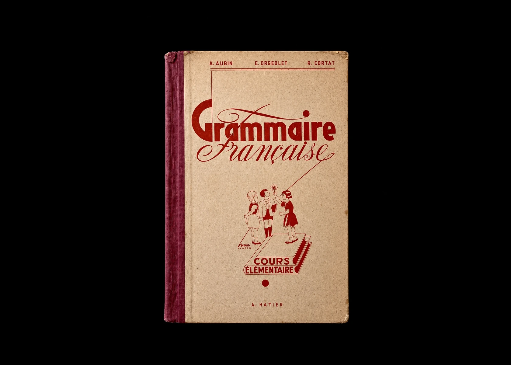 Antiek boek Grammaire française op zwarte achtergrond als rustig beeld voor Frans.